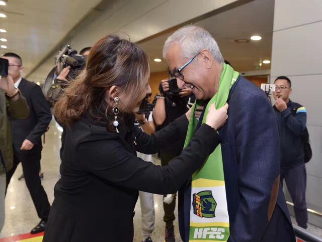 而《暴力史》和《东方的许诺》又都是对阳光社会底层暗中面的分解。